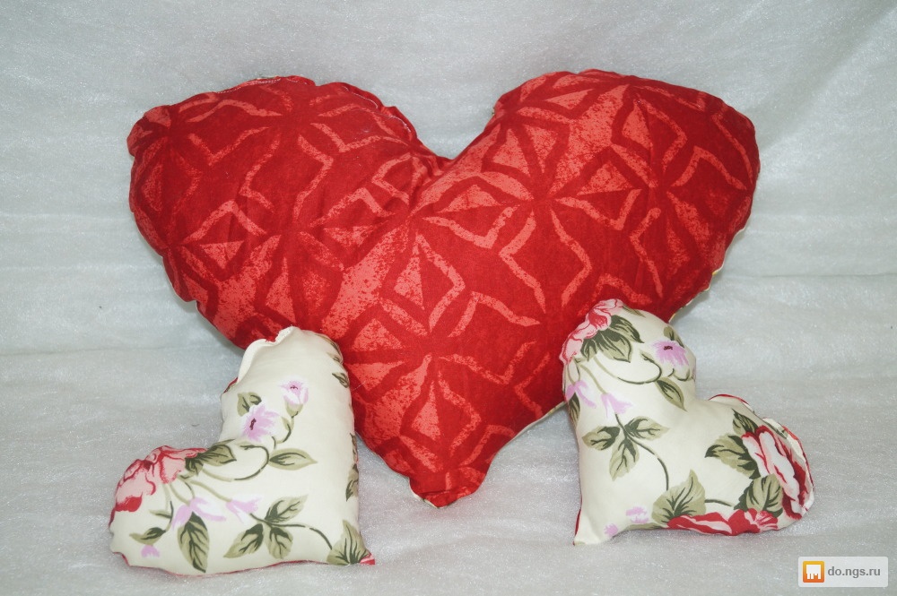 На кровати одна подушка сердце. Подушка сердечки. Декоративная подушка "сердце". Плюшевое сердце подушка. Декор подушки сердечками.